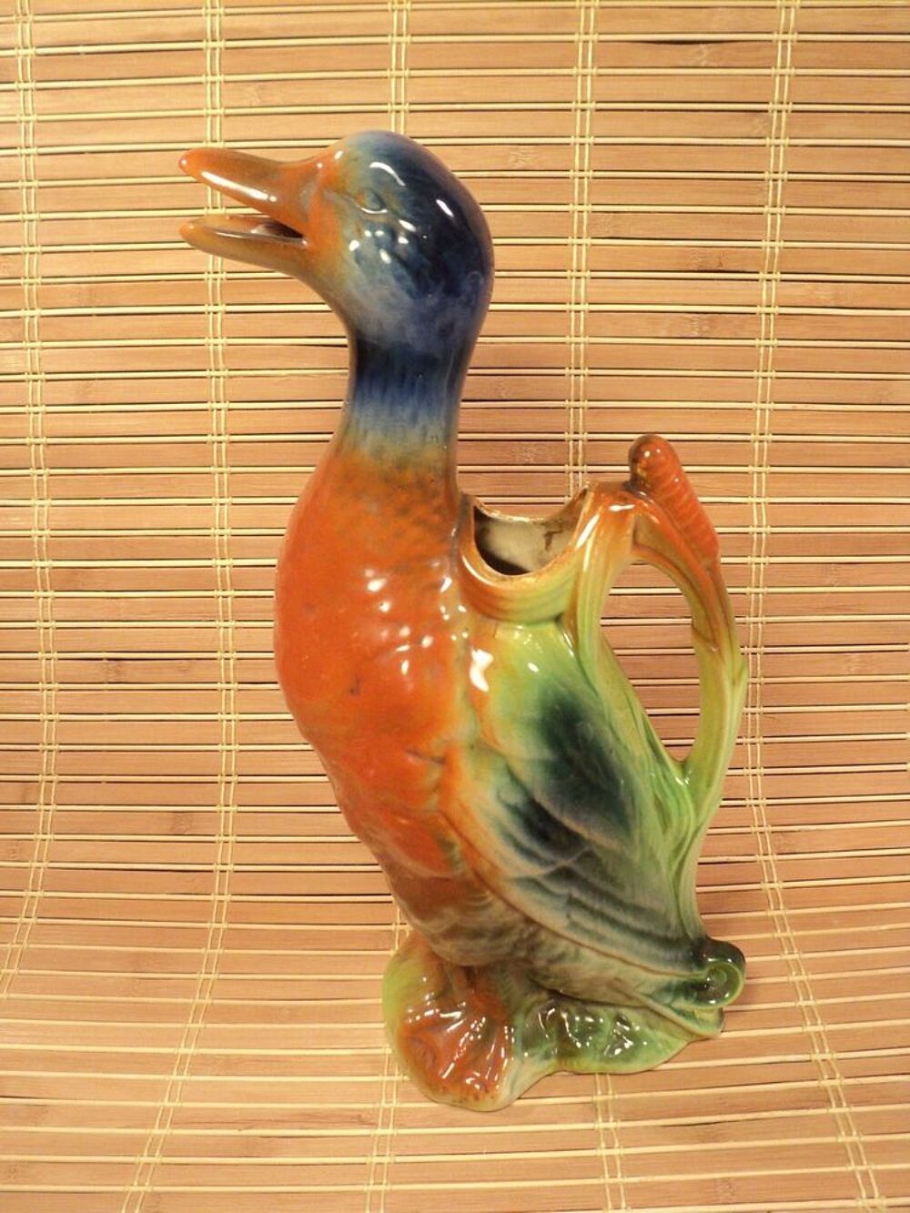 Ancien Pichet Barbotine Canard Fa&iuml;ence de Saint-Cl&eacute;ment. Décoration