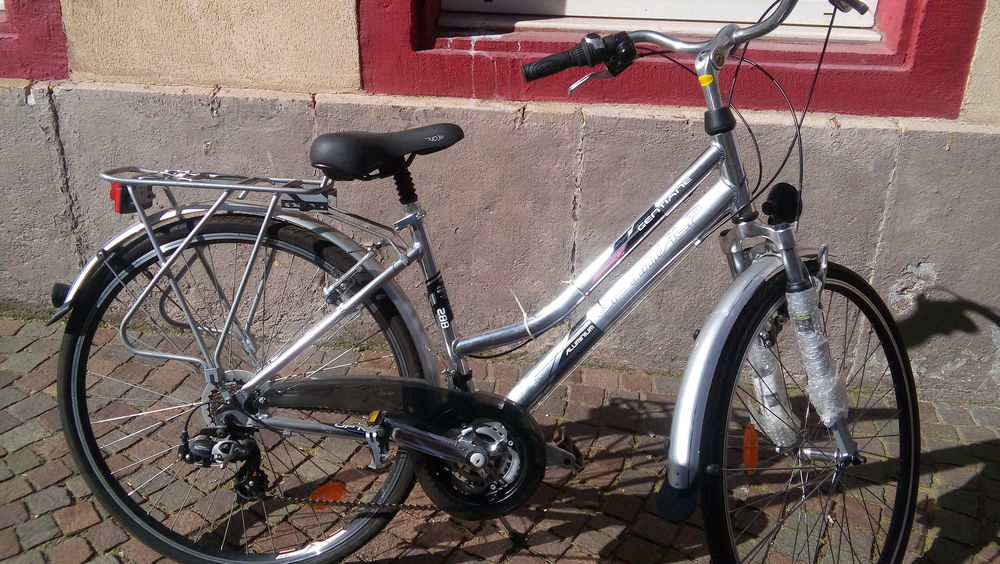VELO FEMME VILLE-LOISIRS ETAT NEUF jamais roul&eacute; Vélos