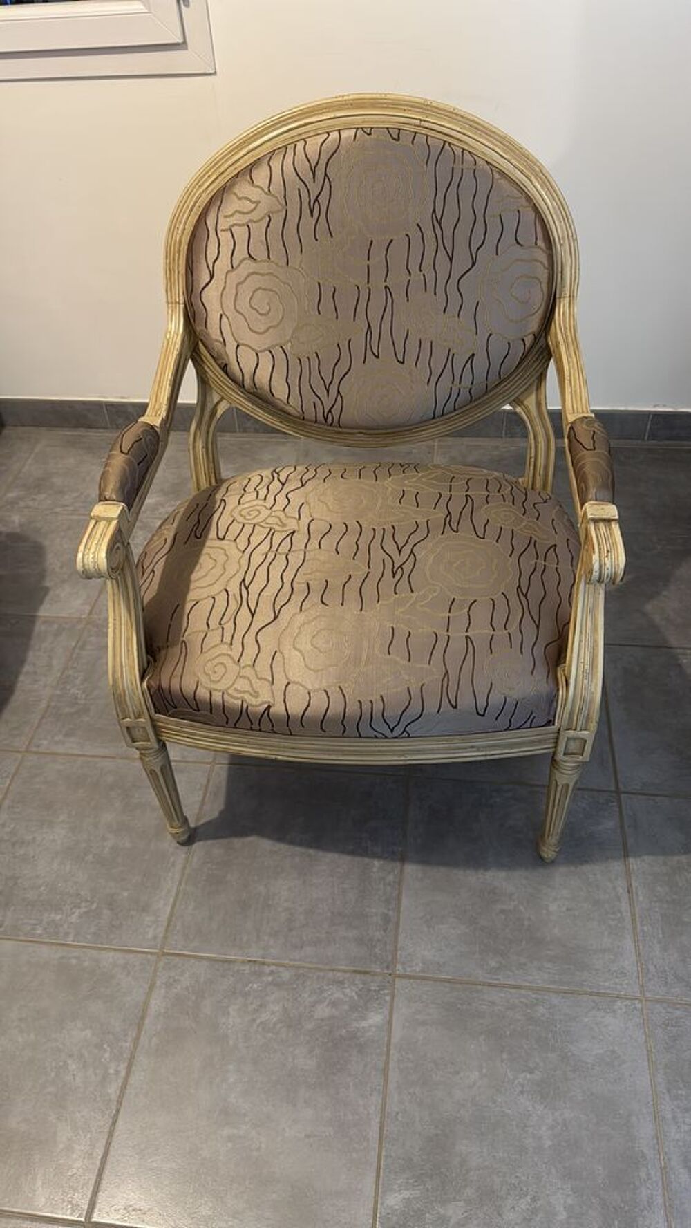 fauteuil Louis XV de marque Roche Bobois Meubles