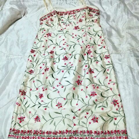 robe brodée en soie RENE DERHY 
0 Brizambourg (17)