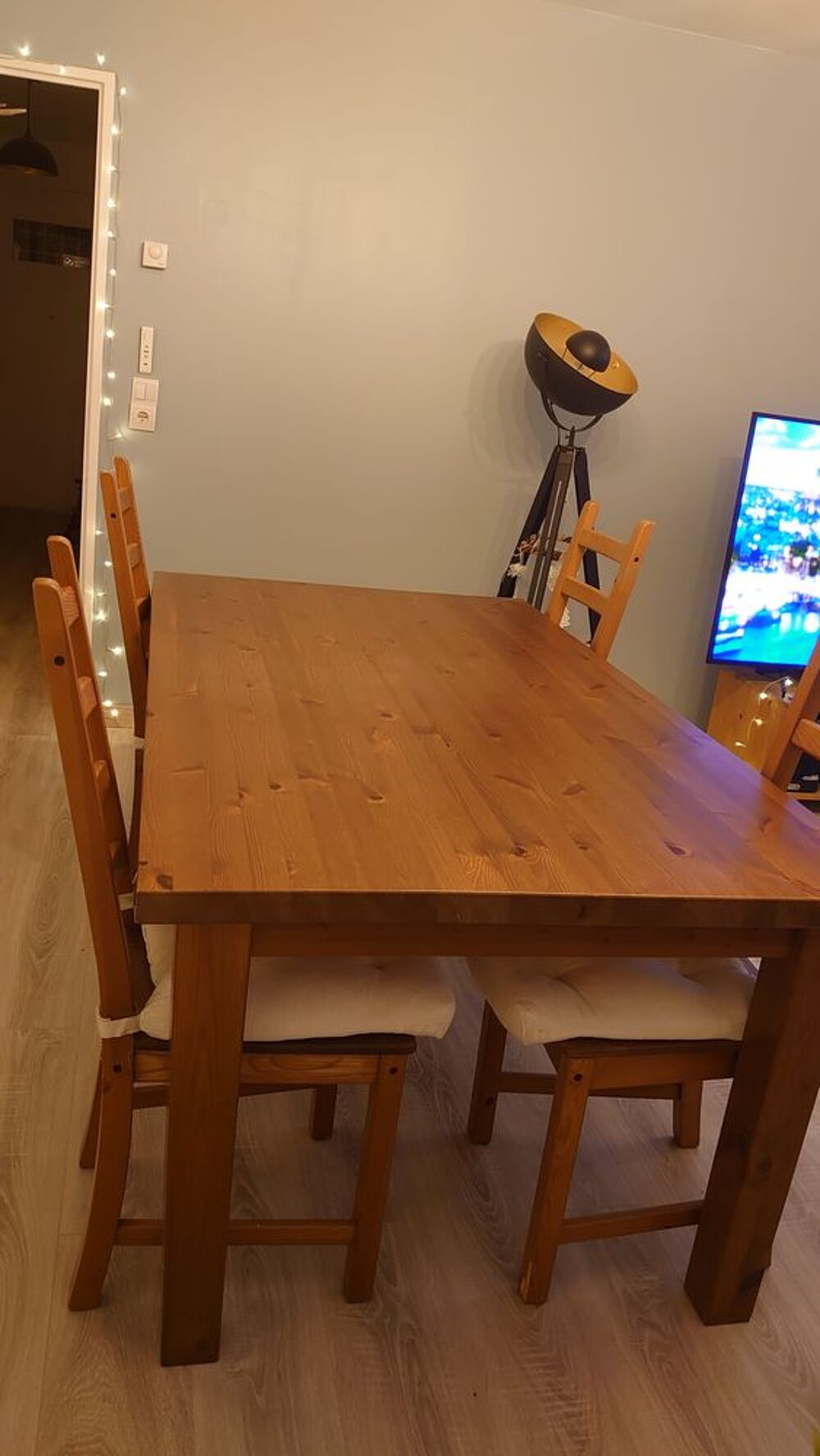 Table &agrave; manger bois 180x100 + 4 chaises 250€ Meubles