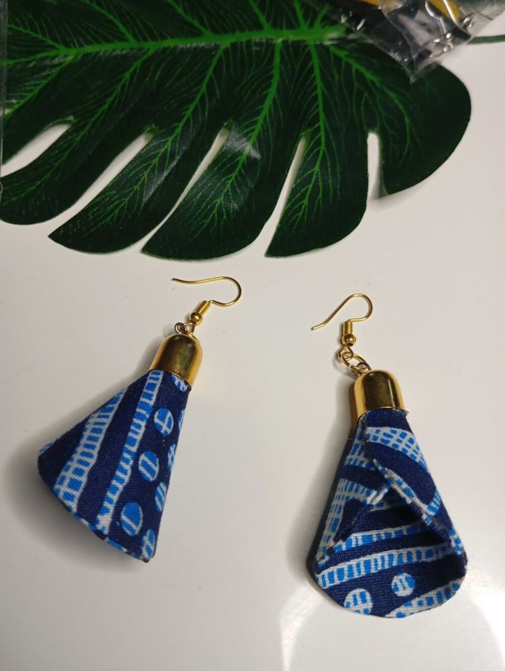 Boucle d'oreille forme c&ocirc;ne, customis&eacute;e en tissu pagne, tissu Ndop Ouest Cameroun. Bijoux et montres