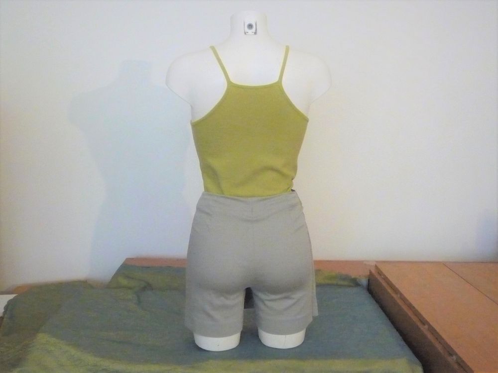 Jupe Short en Coton et Elasthanne Kaki Clair- Morpho Logique Vêtements