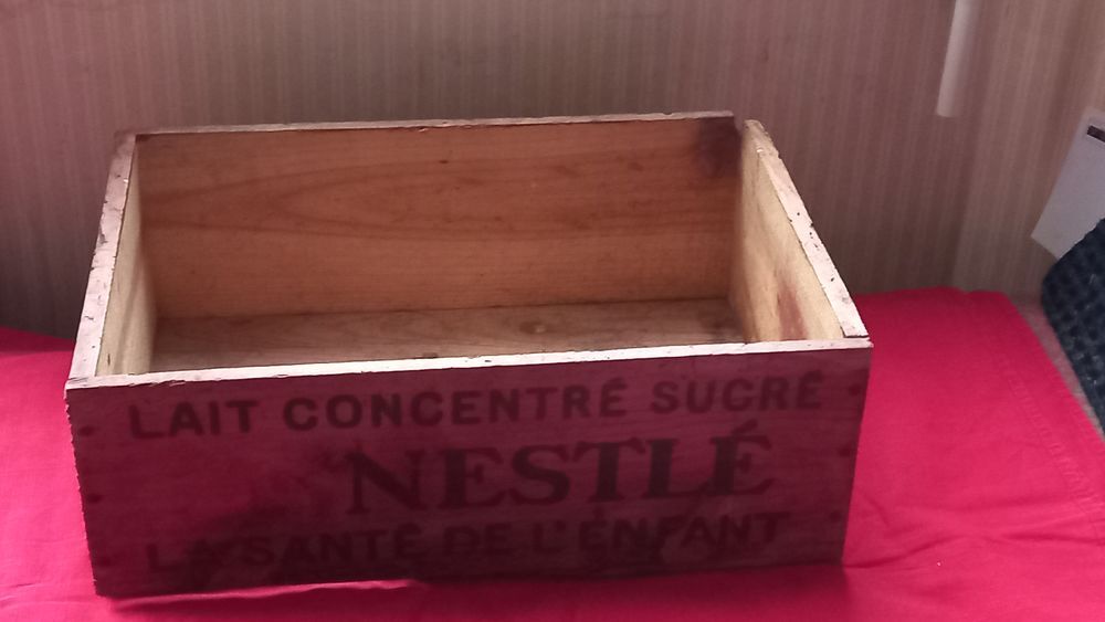 Ancienne caisse en bois 
Lait concentr&eacute; sucr&eacute; Décoration