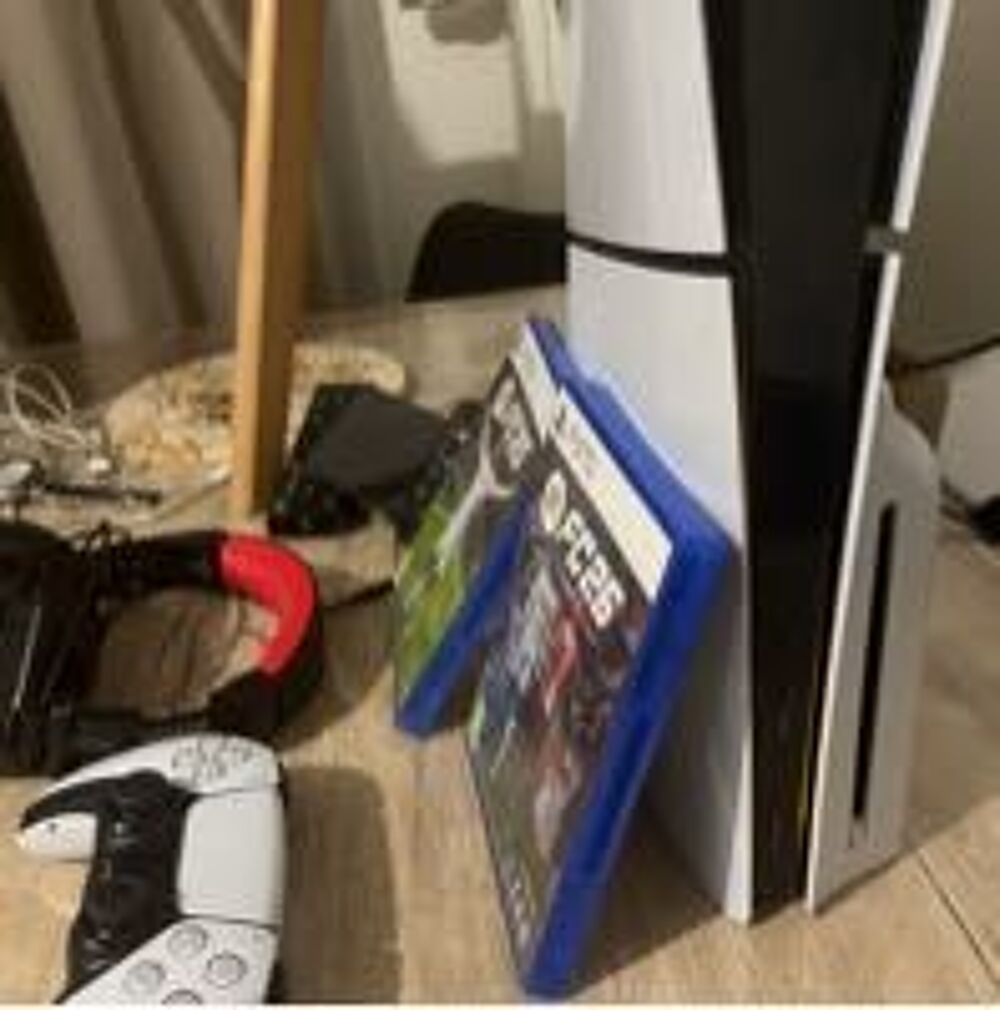 PlayStation 5 une manette fifa 25 et 26 casque tr&egrave;s bonne &eacute;tat Consoles et jeux vid�os