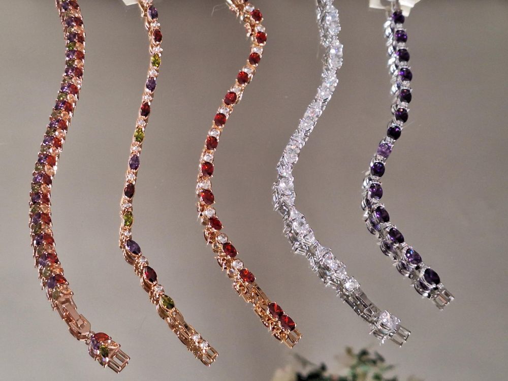 Bracelets neufs en pierreries Bijoux et montres