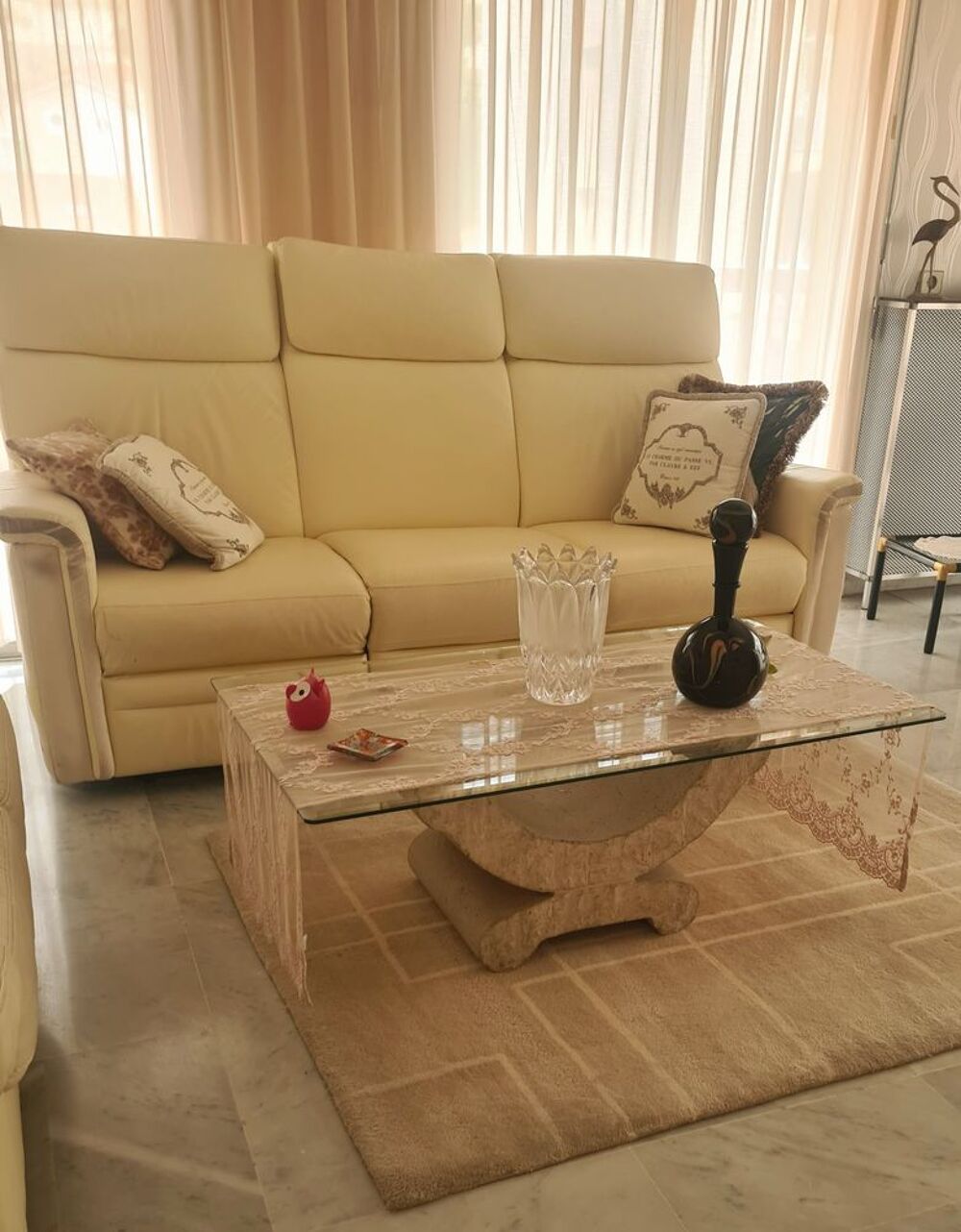 Table basse avec pied en pierre et plateau verre. Meubles