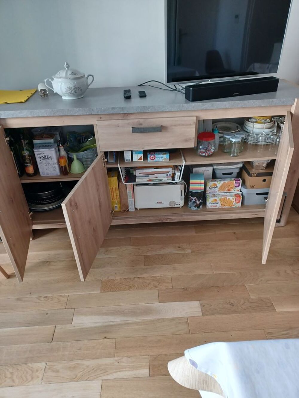 Buffet.bas couleur ch&ecirc;ne clair dessus couleur b&eacute;ton Cuisine
