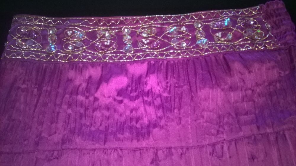 JUPE Longue SATIN Fushia 
Froissee. Perles
Vêtements