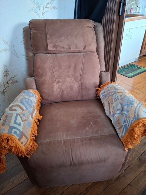 Lot de fauteuils (2 cuir) et 2 fauteuils electrique
320 Coulounieix-Chamiers (24)