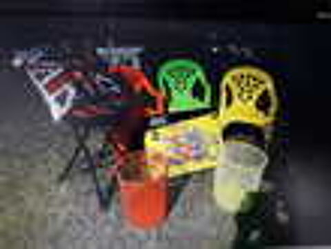TBE DIVERS ARTICLES P/ENFANTS Ptites chaises, poubelles, etc Jeux / jouets