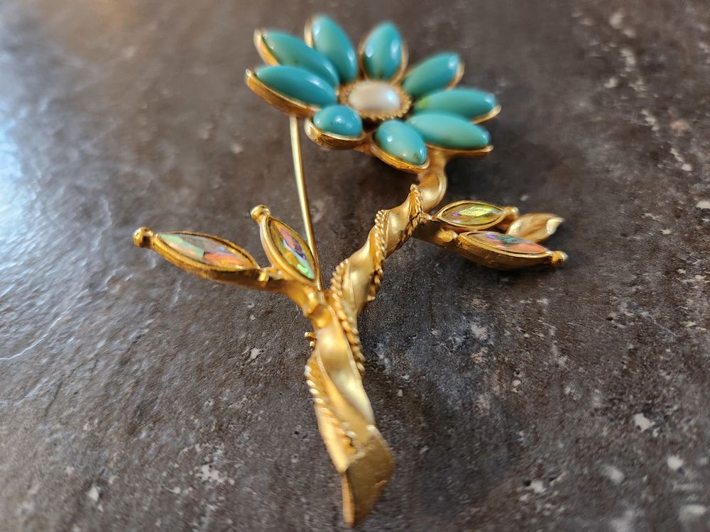 Broche fleur P&eacute;tales turquoise strass C.LACROIX Bijoux et montres