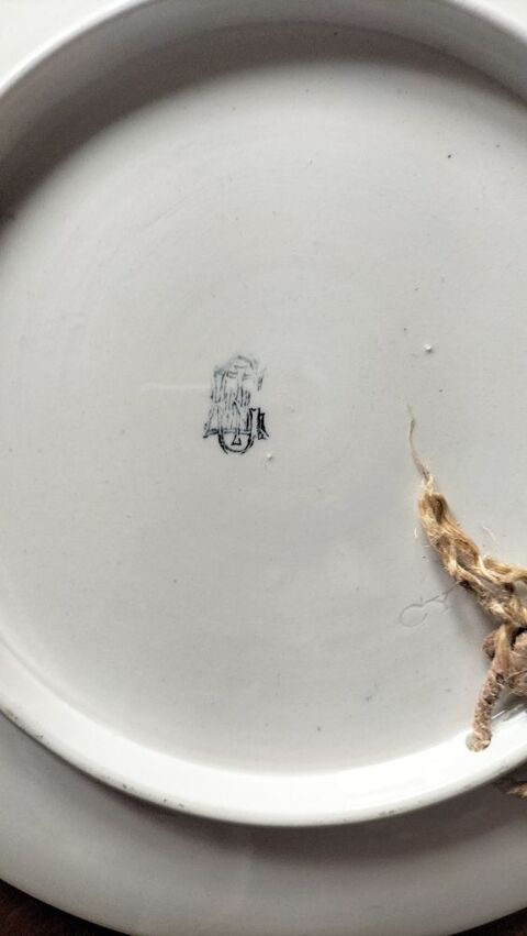 lot de trois assiettes anciennes sign�es 100 euros ou 100 Le Blanc (36)