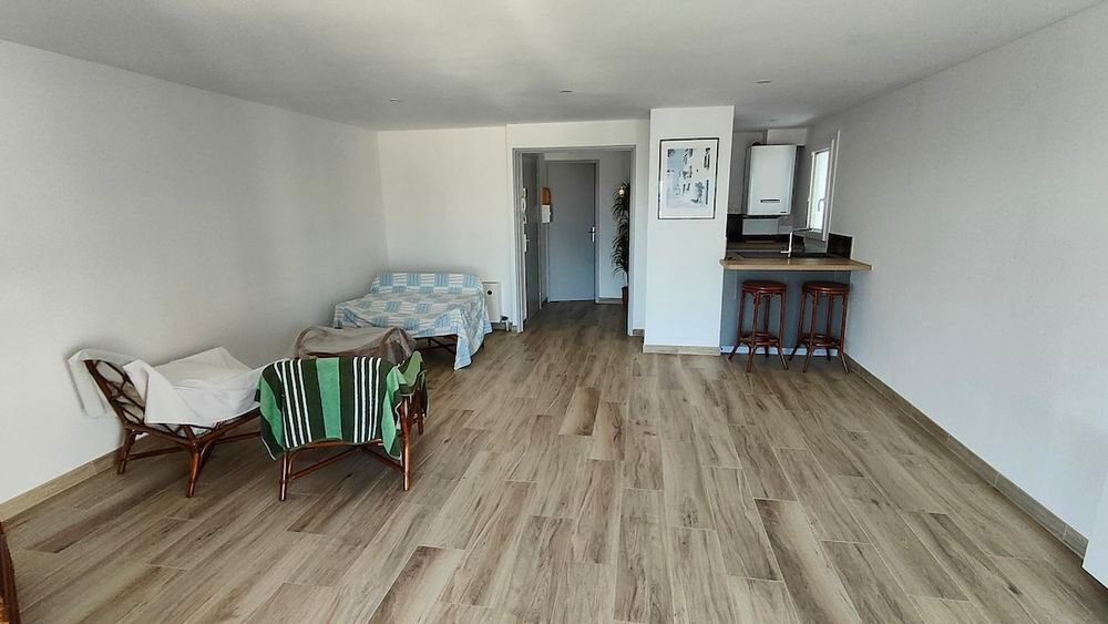 Vente Appartement LE CAP D'AGDE : Secteur Avant Port, à 100 mètre de la plagette, (vue mer), appartement T3 + cellier, traversant et entièrement rénové. Le cap d agde