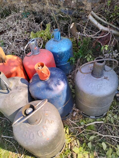 Bouteille de gaz vide 7 Roannes-Saint-Mary (15)