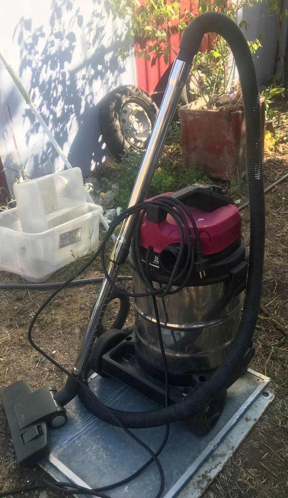 Aspirateur cuve avec tuyau long . Electroménager
