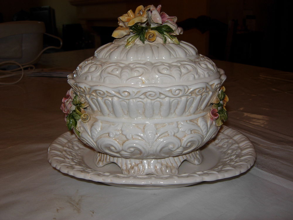 Soupi&egrave;re ancienne d&eacute;cor&eacute;e de roses en relief Décoration