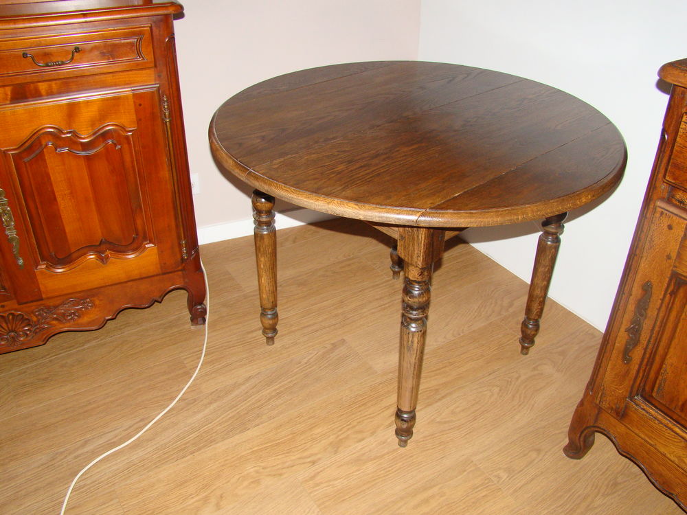 TABLE RONDE DE COULEUR CH&Ecirc;NE FONCE Meubles