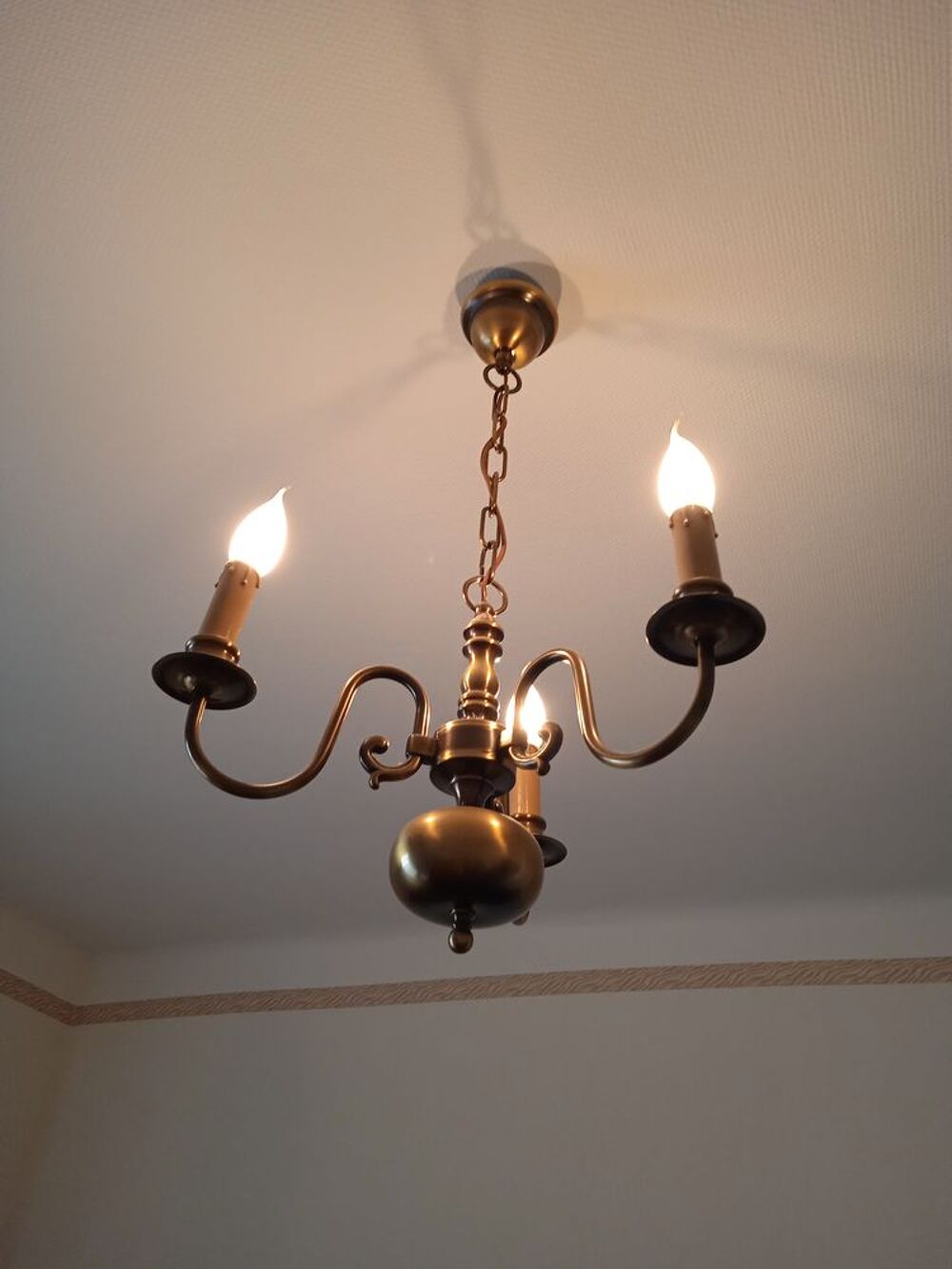 Lustre en laiton dor&eacute; Décoration