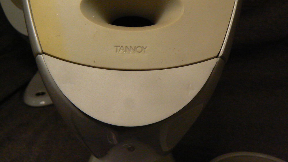 Tannoy Arena Caisson basse amplifi&eacute; et 5 pieds de table Audio et hifi