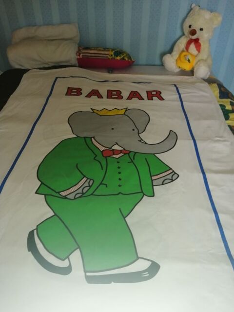 VINTAGE. COUETTE R�versible IMPRIMEE BABAR 95 Halluin (59)