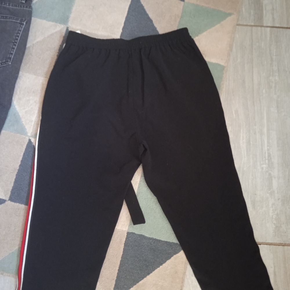 Pantalon noir liser&eacute; rouge taille elastique hauteur de jambe Vêtements