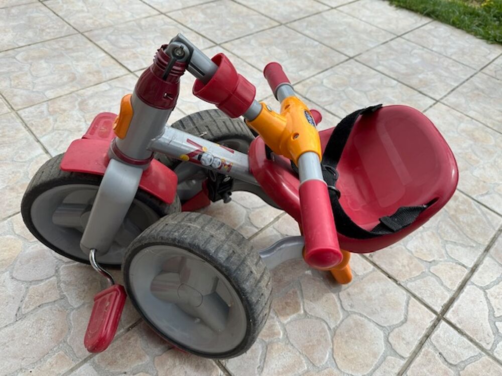 tricycle, de couleur rouge et orange.marque chicco Jeux / jouets