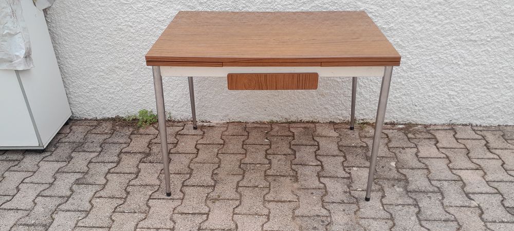 Nous vendons une table Formica avec 2 rallonges en T.B.E
Meubles
