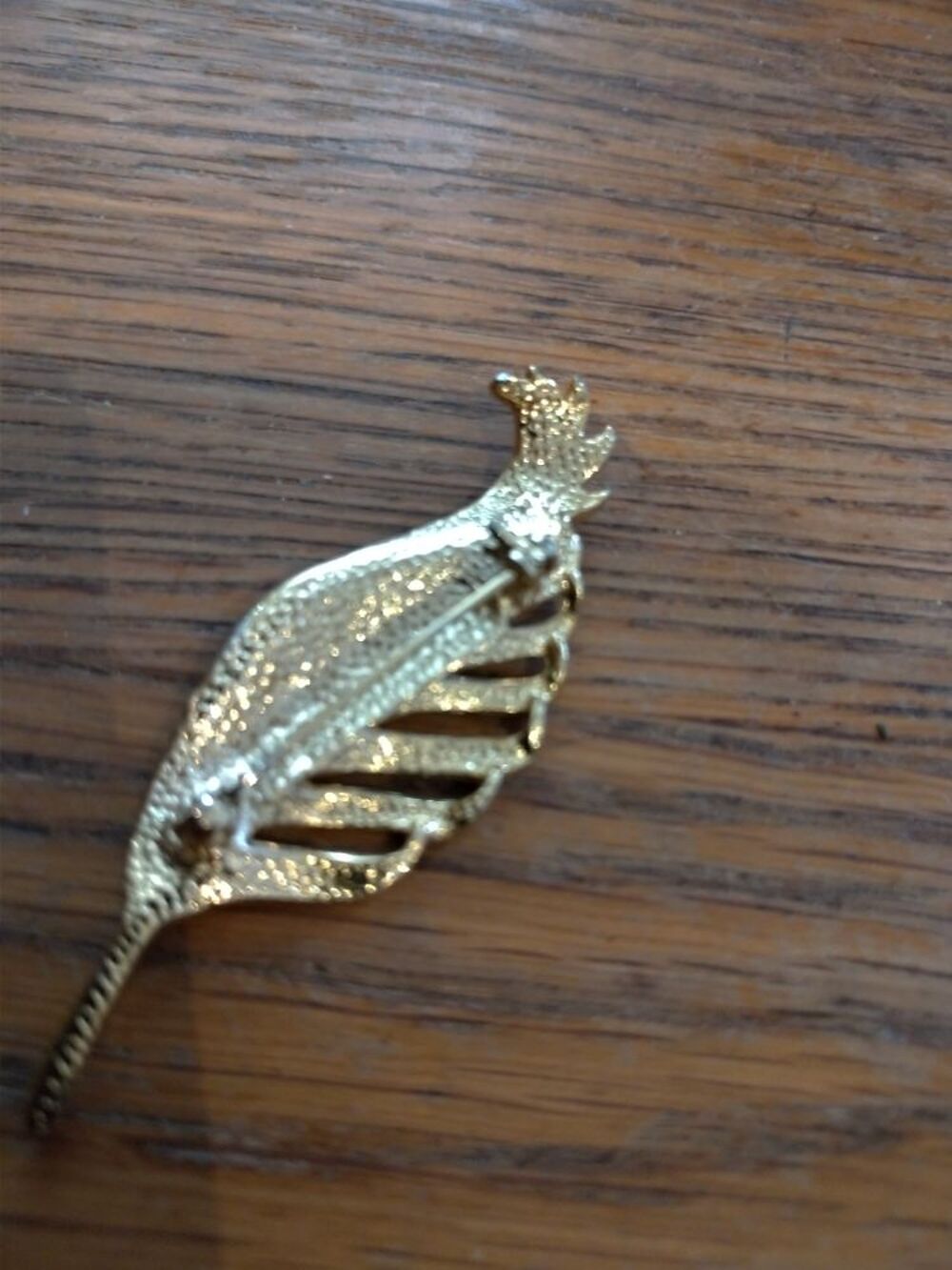 Broche feuille dor&eacute;e Bijoux et montres