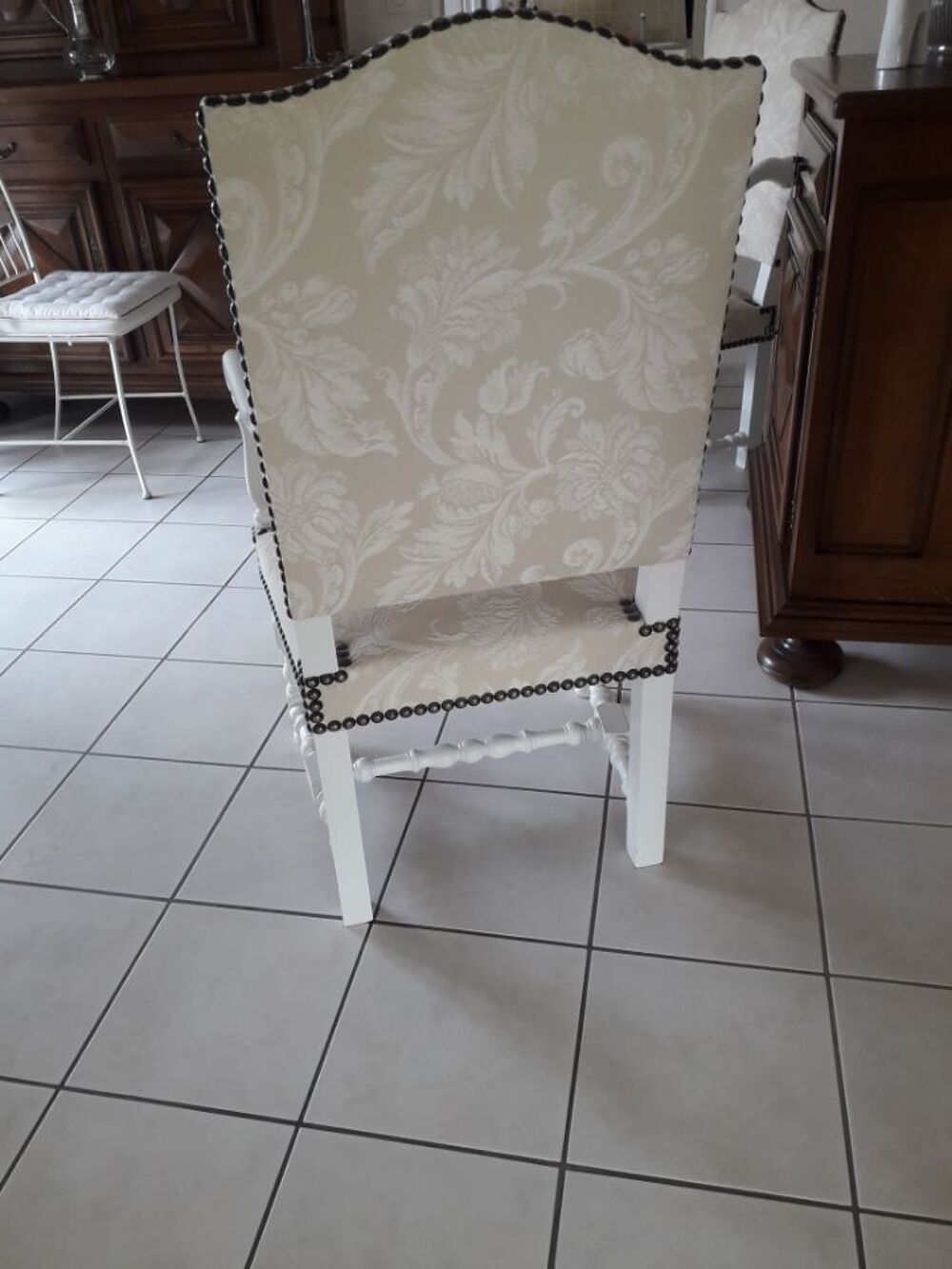 Lot 2 fauteuils louis XIII 
refait &agrave; neuf Meubles