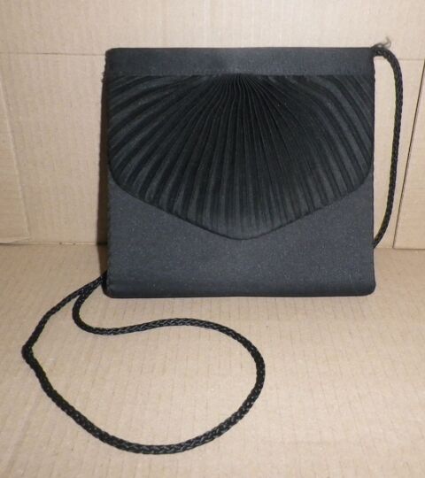 POCHETTE DE CEREMONIE NOIRE DEVANT PLISSE 5 Bubry (56)