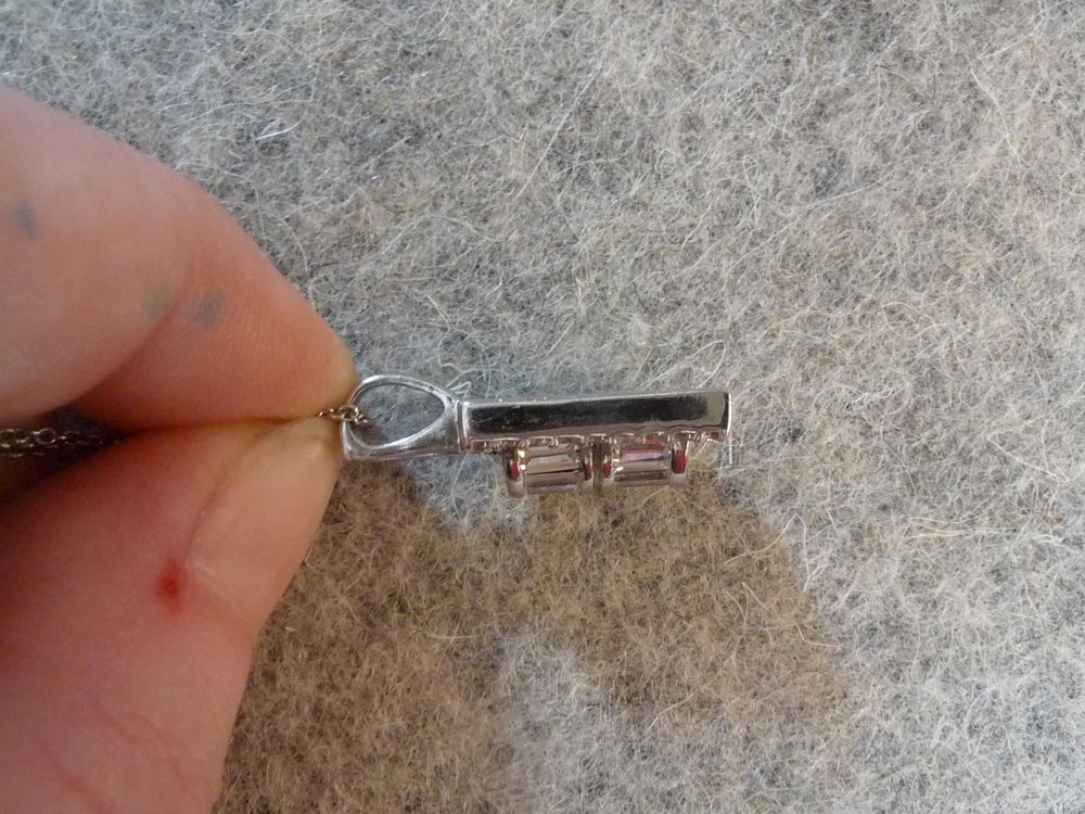 Collier en M&eacute;tal Argent&eacute; avec son Pendentif &agrave; Strass- Neuf Bijoux et montres