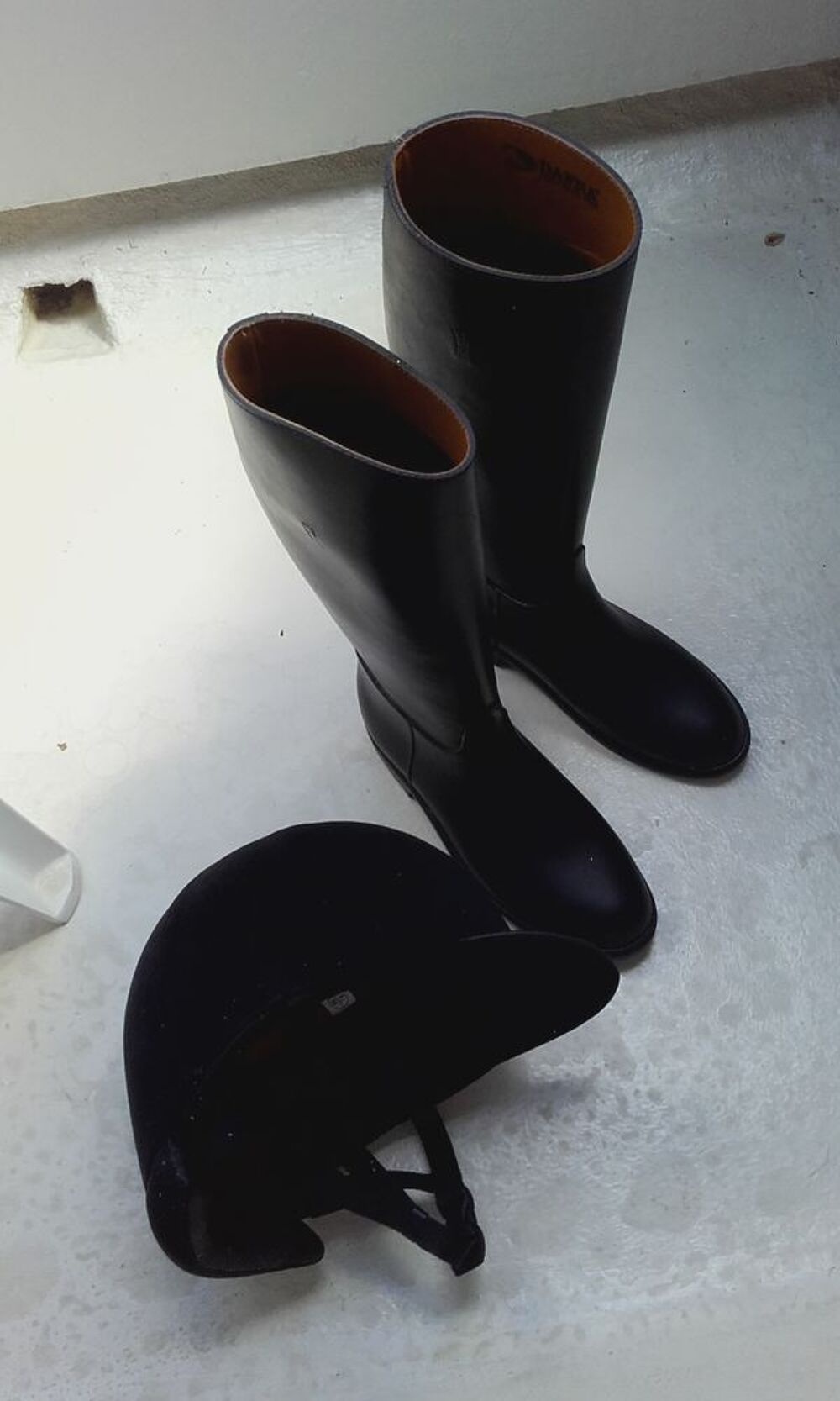 Botte d'&eacute;quitation noire et BOMBE de cheval Sports