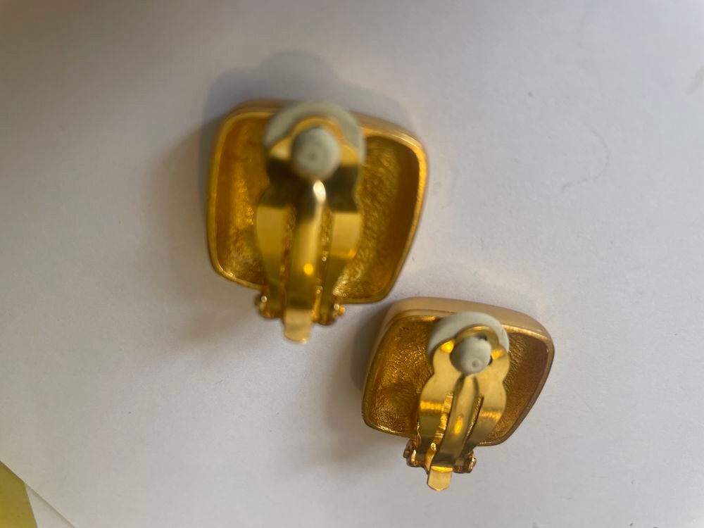 BO Boucles Oreilles, carr&eacute; lisse SR grav&eacute; dor&eacute; satin&eacute; RYKIEL Bijoux et montres