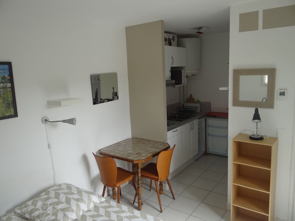 Location Appartement STUDIO  ÉTUDIANT meublé T1 à ROYAN centre dans villa neuve Royan