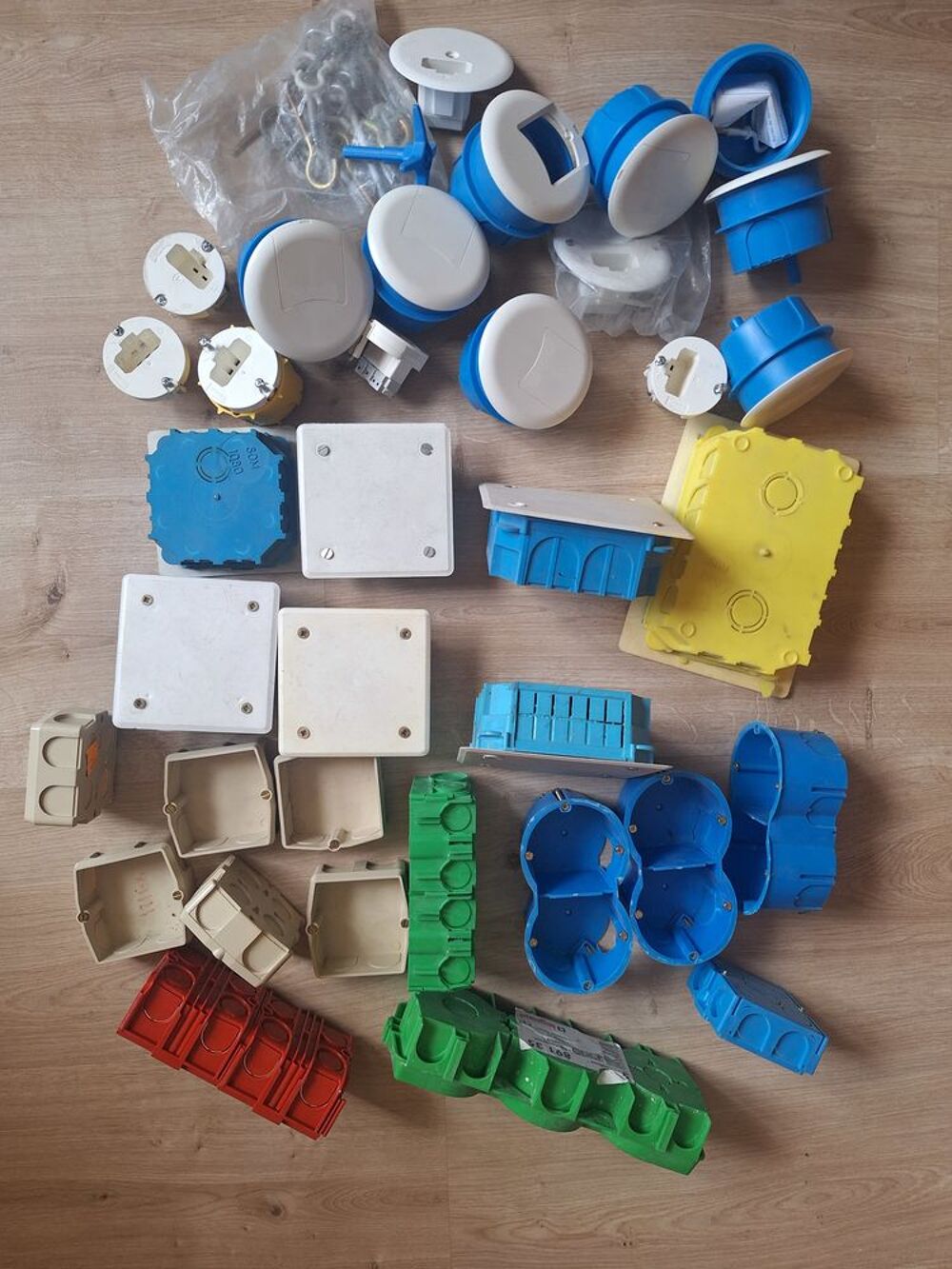 Lot de bo&icirc;tes et bo&icirc;tiers pour installation &eacute;lectrique Bricolage