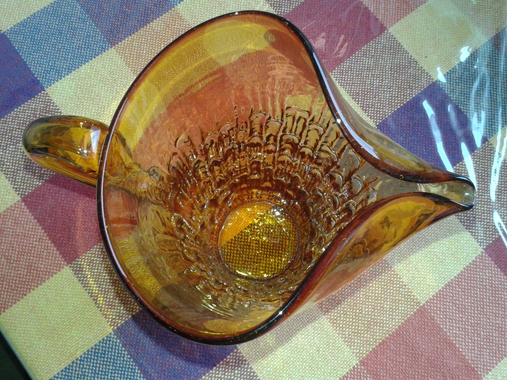 Pichet en verre souffl&eacute; ancien de couleur ocre Décoration