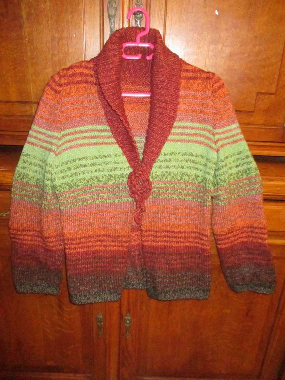 gilet &eacute;cossais &agrave; pression et un gilet noir bon &eacute;tat Vêtements
