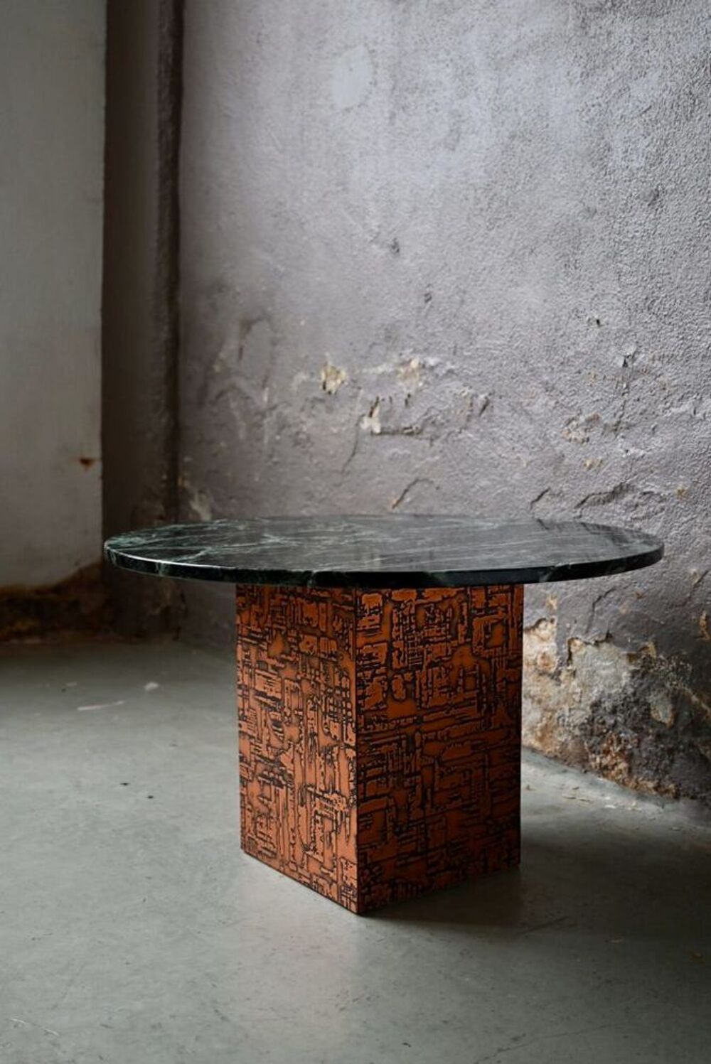 Table basse au design brutaliste en en marbre et cuivre Meubles