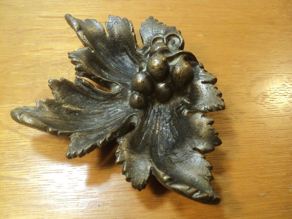 Ancien Cendrier en Bronze Feuille de Vigne Raisin. Décoration