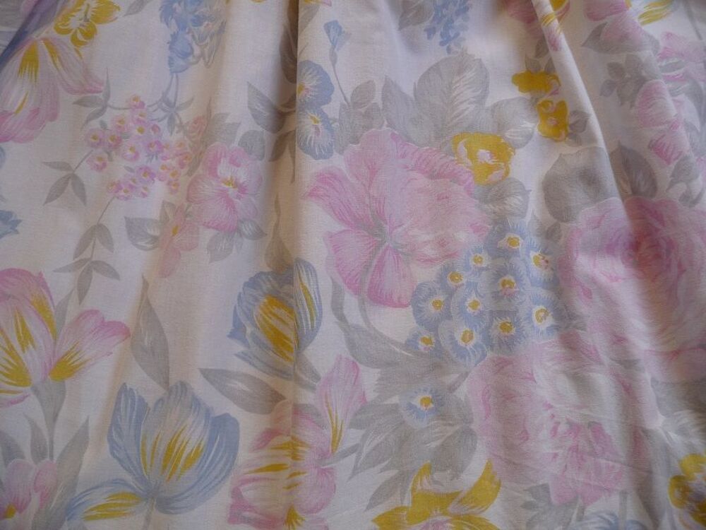 Robe motifs fleurs pastel taille 36 Vêtements