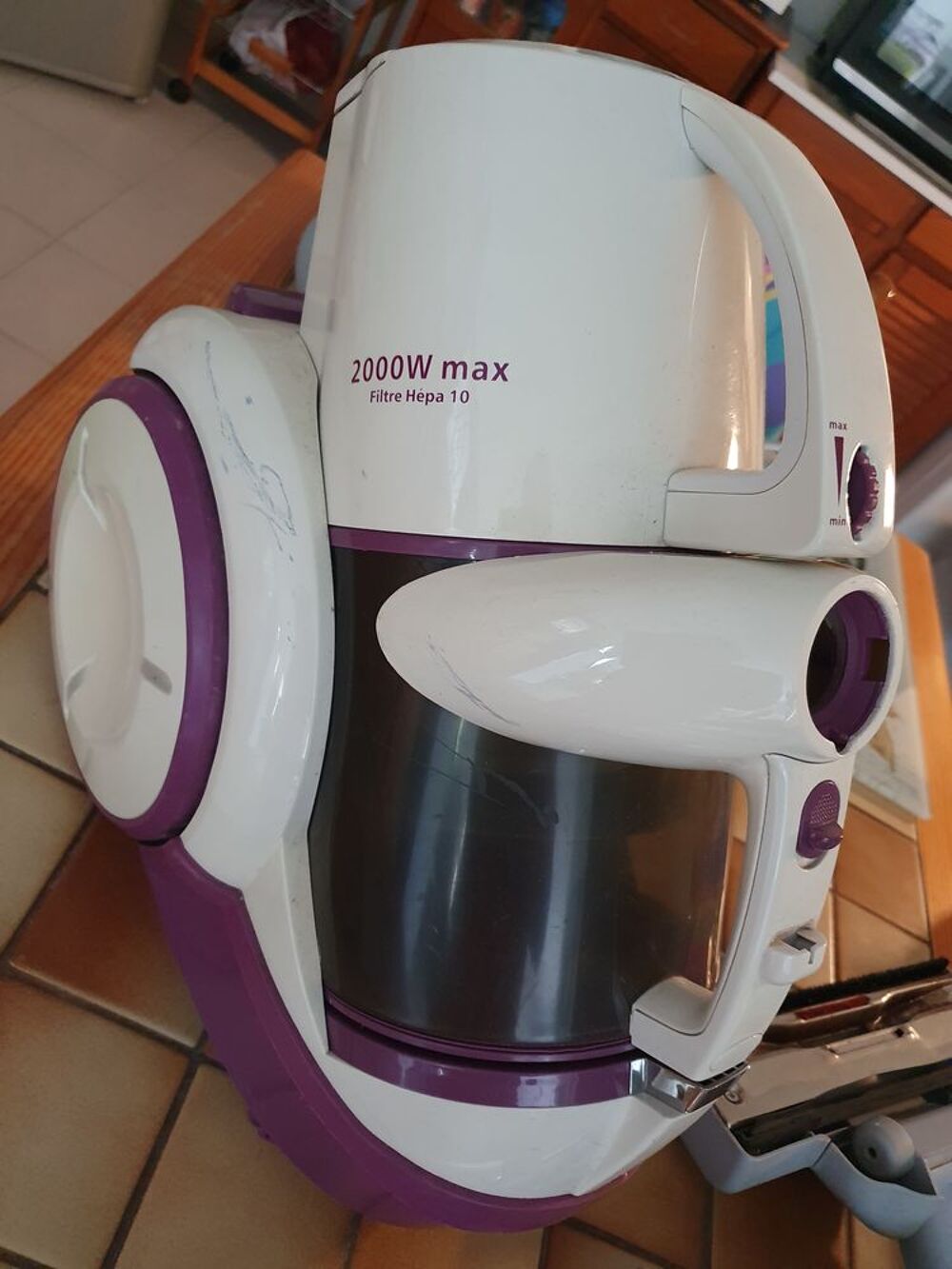 Bonjour
Aspirateur sans sac 2000 watts maximum.
Electroménager