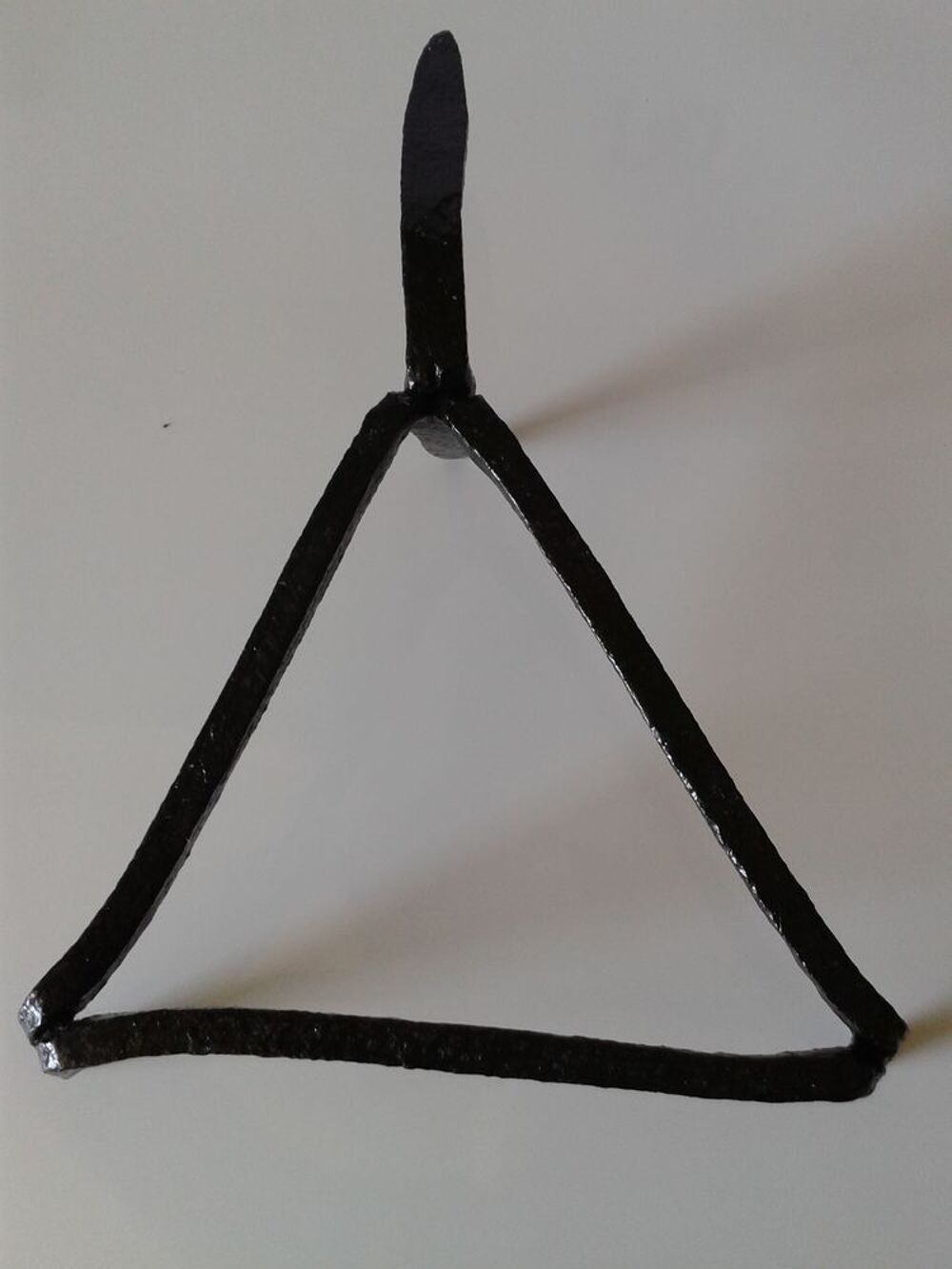 Tr&eacute;pied ancien forg&eacute; d'une pi&egrave;ce pour poser une plante Jardin