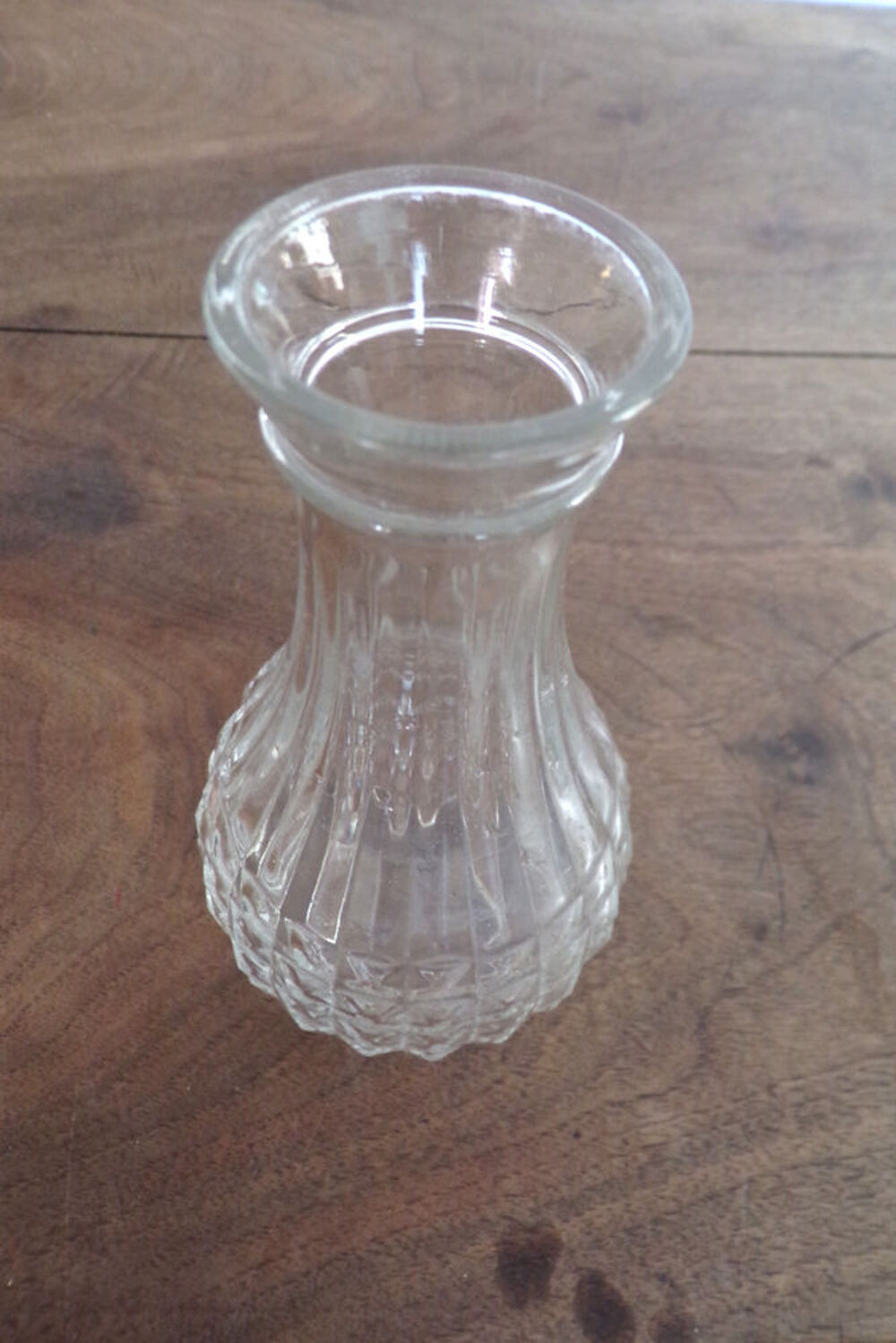 Vase en verre blanc avec motif en relief Décoration