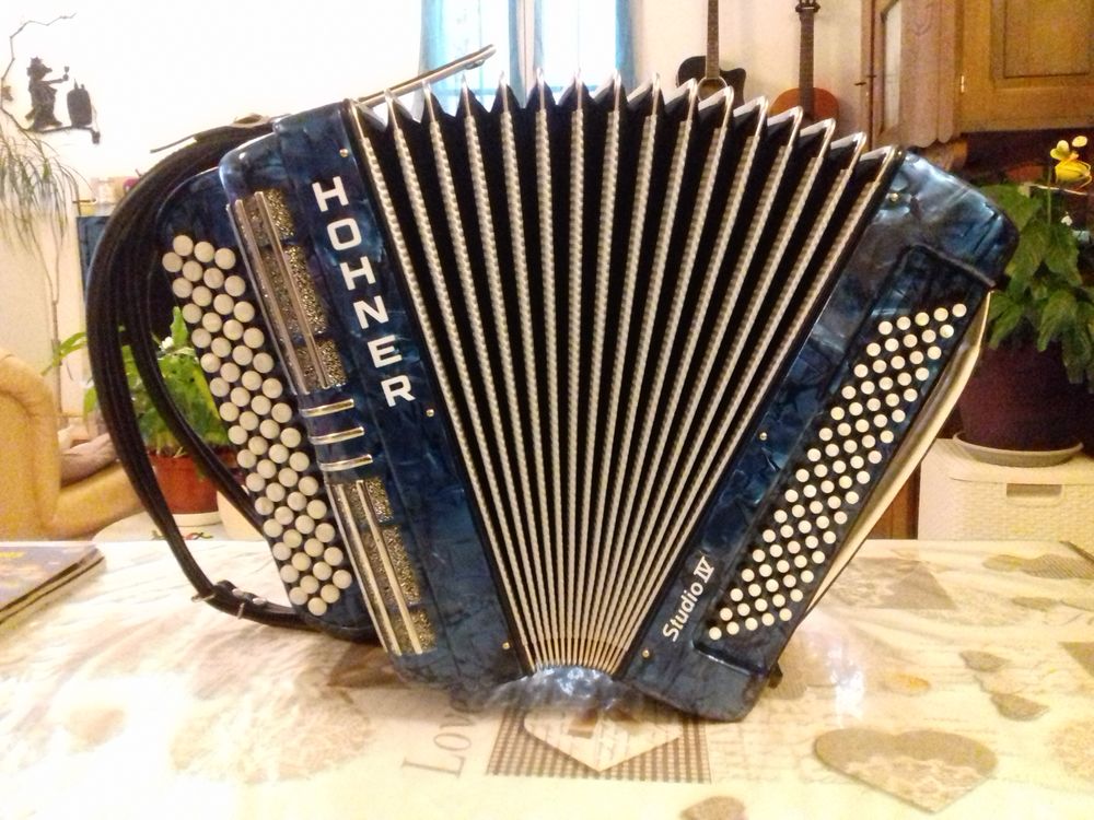 Accord&eacute;on hohner studio IV Instruments de musique