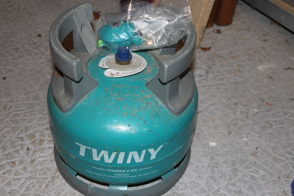 bouteille de gaz pleine non utilis&eacute;e avec un d&eacute;tendeur Electroménager