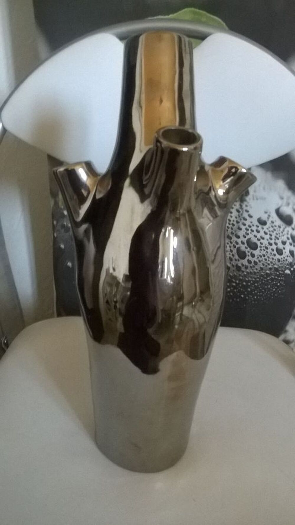 Grand vase argente Design
4 fleurs
Tampons antid&eacute;rapants
Dcoration