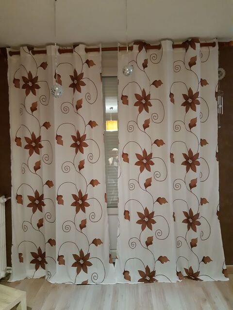 2 Rideaux blancs av fleurs couleur chocolat. 20 Le Vernois (39)
