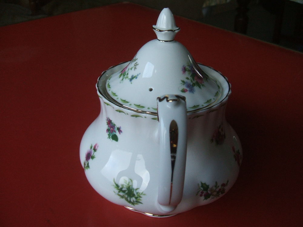 Th&eacute;i&egrave;re porcelaine Anglaise de Royal Albert fleur des mois 