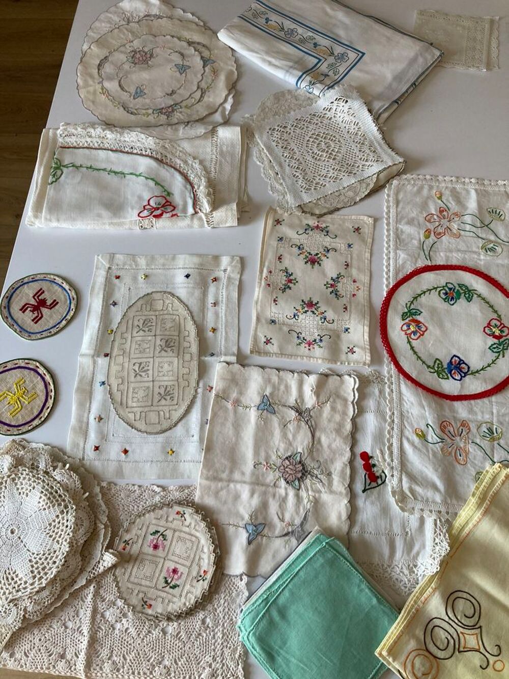 Napperons brod&eacute;s ou au crochet fait main Décoration